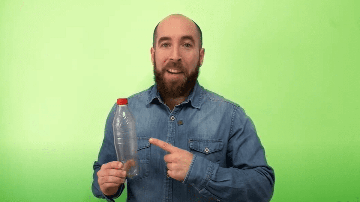 ¿Cómo se recicla una botella de plástico?