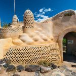 Earthships, las viviendas construidas con material reciclado