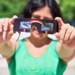 Dónde tirar las gafas del eclipse solar: guía de reciclaje 2026