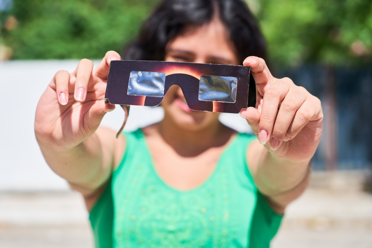 ¿Cónde tirar las gafas del eclipse solar?